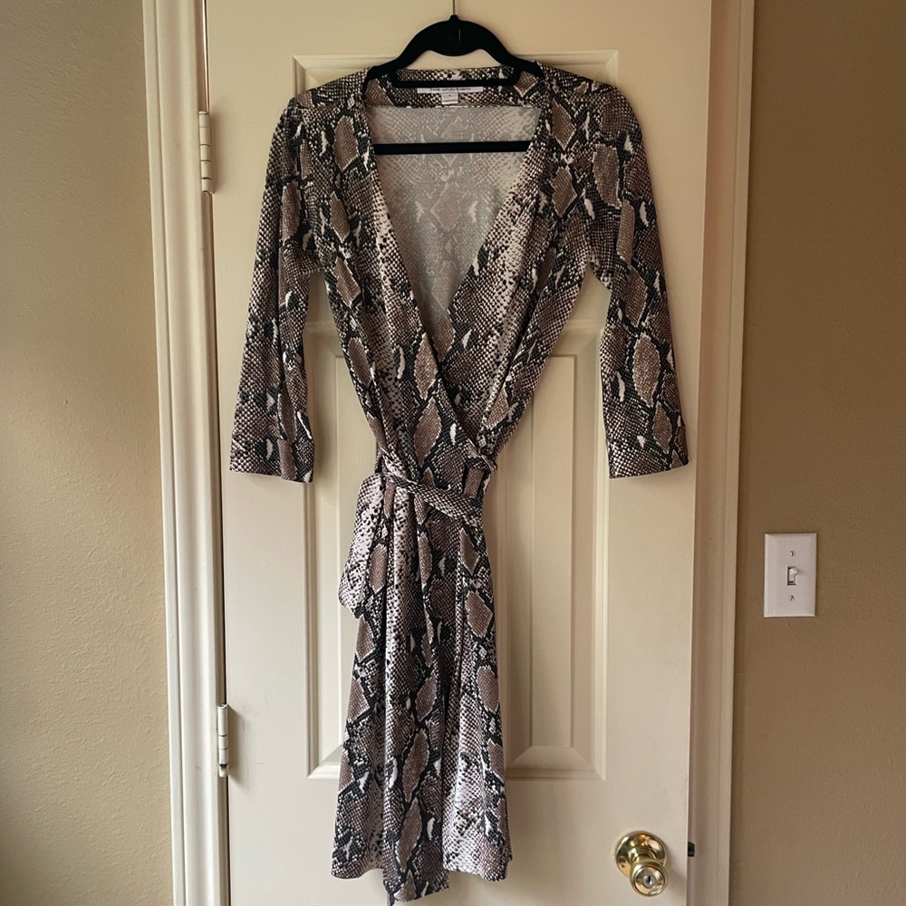 Diane von Furstenberg wrap dress - size 6